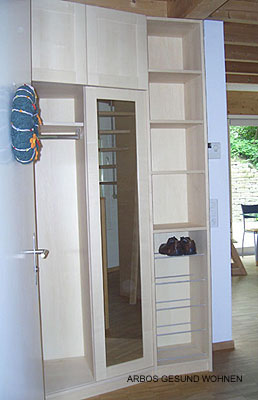 Einbaugarderobe im Eingangsbereich aus massiv Ahorn Holz