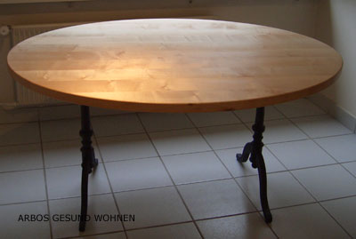 Ovaler Tisch mit Gussfüss